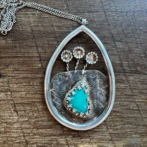 Adorable Vintage Flower Necklace